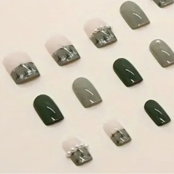 24 Pieces Square Short Green Pearl Press on Nails - Picture 3 of 6